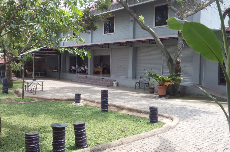 Gudang belakang Gudang belakang